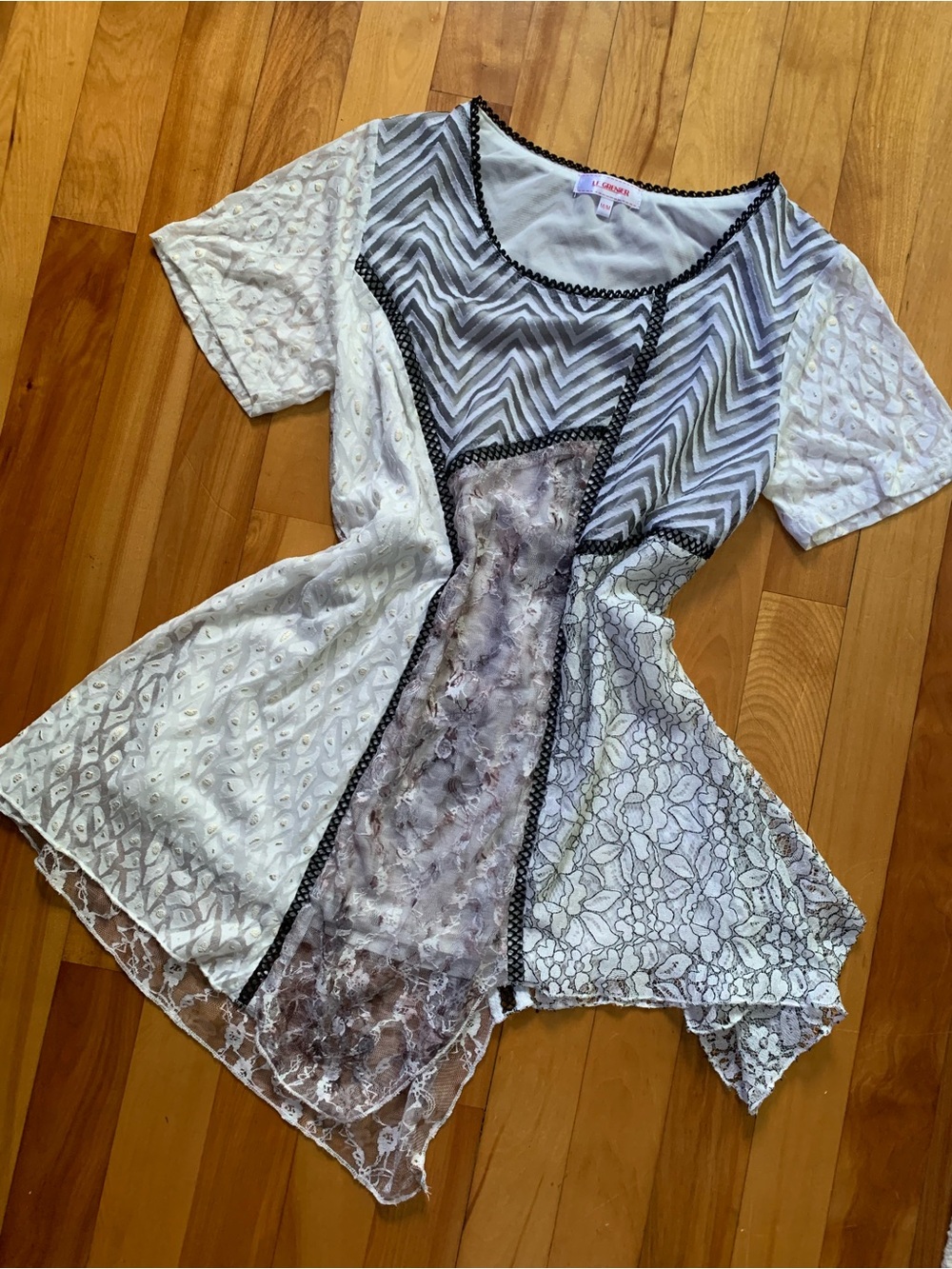 Le Grenier Y2K Mixed Patchwork Short Sleeve Tunic - Gray & Cream